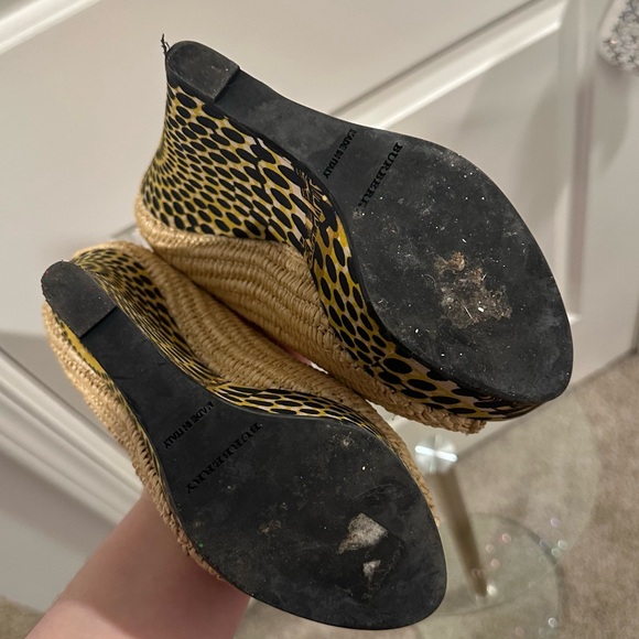 Burberry Prorsum Woven Raffia Straw Printed Wedge Pumps - Picture 11 of 13